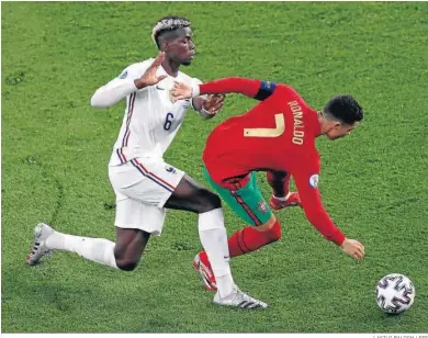  ?? LASZLO BALOGH / EFE ?? Cristiano Ronaldo cae ante la entrada del francés Pogba.