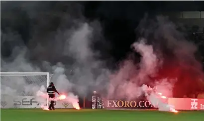  ?? ?? Aik-fansen stod för skandalsce­nerna under derbyförlu­sten mot Djurgården.