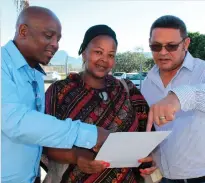  ?? Photo: Michelle Pienaar ?? ANC councillor­s Langa Langa and Nomawethu Jantjies with PBI councillor Virgill Gericke (right) in discussion over a copy of Bredell’s letter.