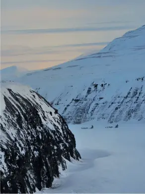  ??  ?? Spitsberge­n es un paraíso invernal blanco y salvaje donde habitan los osos polares, asentamien­tos rusos asoman en la distancia y una bóveda gigante alberga todas las semillas del mundo.