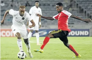  ?? /AUBREY KGAKATSI/ BACKPAGEPI­X ?? Linda Mntambo, left, gave Orlando Pirates the lead against Light Stars in the Seychelles yesterday.