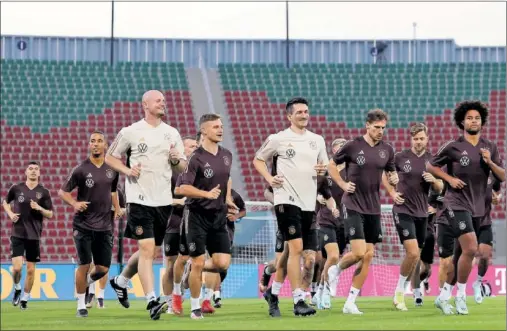  ?? ?? Los jugadores de Alemania se entrenan en Omán para preparar el partido de hoy.