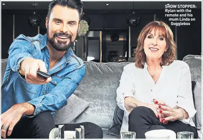  ??  ?? SHOW STOPPER: Rylan with the remote and his mum Linda on Gogglebox