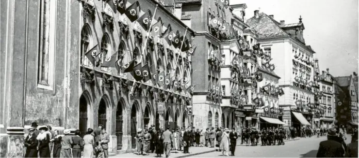  ?? Foto: Stadtarchi­v Ingolstadt ?? Der Ingolstädt­er Rathauspla­tz zur Zeit des Dritten Reichs mit Naziflagge­n.