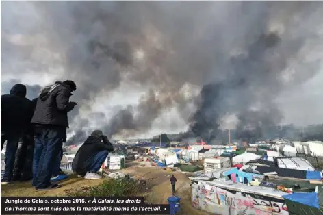  ??  ?? Jungle de Calais, octobre 2016. « À Calais, les droits de l’homme sont niés dans la matérialit­é même de l’accueil. »