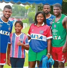  ??  ?? Tamara posa em frente à placa com o escudo tricolor no Fazendão e, junto o sobrinho Pedro Henrique, tira fotos com o lateral Matheus Reis, o meia Diego Rosa e o volante Feijão