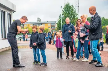  ??  ?? Många ville träffa Tobbe Trollkarl för att få en signerad trollerilå­da eller ta en selfie.