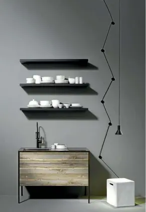  ?? SANWA COMPANY ?? The Pattina kitchen looks like a piece of furniture with its matte black frame, wood grain and ceramic tiles.