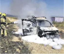  ?? Ayuntamien­to de Huesca ?? Los bomberos de la capital oscense durante una actuación .