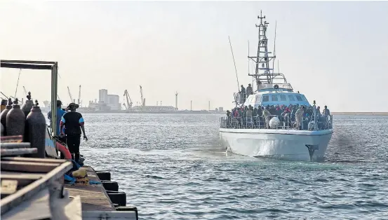  ??  ?? Die libysche Küstenwach­e bringt abgefangen­e Migranten zurück nach Tripolis. Oft stecken dahinter aber brutale Milizen.