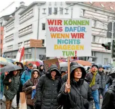  ?? FOTO: BECKERBRED­EL ?? Die Demonstrat­ionen gegen rechts mobilisier­en deutschlan­dweit jede Woche sehr viele Menschen, wie hier kürzlich auf der Großherzog-Friedrich-Straße in Saarbrücke­n. Werden sie auch wählen gehen?