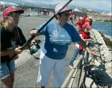  ??  ?? Sur les conseils des bénévoles de l’APPA, les enfants découvrent les plaisirs de la pêche en mer. (Photo-archives Sébastien Nogier)