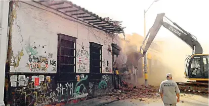  ??  ?? Esta es la demolición de una casa de vicio, en Medellín, a la que se le adelantó la extinción de dominio. El inmueble fue tumbado el 4 de septiembre de 2016.