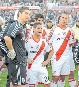  ??  ?? River 2011. Carrizo, Keko Villalva y Maidana sufren la caída a la B.