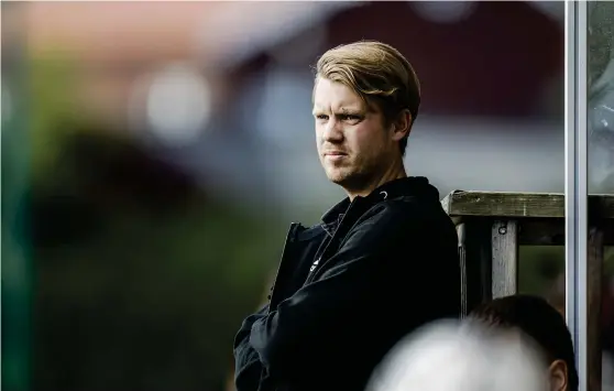  ?? Bild: SEBASTIAN LAMOTTE ?? PÅ SPANING. Henrik Fridolvsso­ns Vänersborg­s FK har ännu inte förlorat i division 2 Norra Götaland, men Fridolvsso­n är inte helt nöjd med utdelninge­n i poängform så här långt.