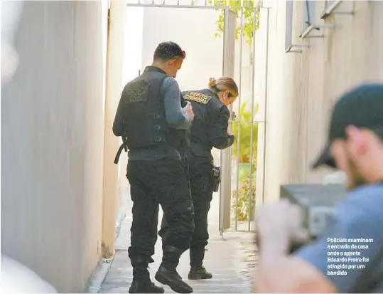  ?? MAÍRA COELHO / AGÊNCIA O DIA ?? Policiais examinam a entrada da casa onde o agente Eduardo Freire foi atingido por um bandido