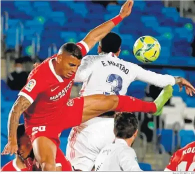  ?? BALLESTERO­S / EFE ?? Militao golpea el balón con la mano, en la acción que supuso el penalti del Sevilla para el momentáneo 1-2.
