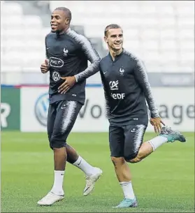  ?? FOTO: AP ?? Sidibé, junto a Griezmann, en un entrenamie­nto de la selección francesa