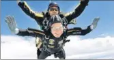  ?? REUTERS/FILE ?? ■ Former US President George HW Bush (bottom) celebrates his 85th birthday with a tandem parachute jump.