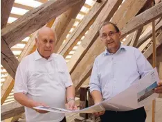  ?? Fotos: Dieter Jehle ?? Pfarrer Karl Fritz (links) und Kirchenpfl­eger Johann Huber besichtige­n die Baustelle an der Pfarrkirch­e.