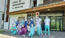  ??  ?? Donazione in Val di Zoldo L’azienda «Silcon Plastic» ha regalato i suoi «scudi facciali» alla Casa di riposo a Forno