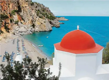  ?? FOTO SHUTTERSTO­CK ?? Kdo hledá opravdové Řecko, měl by navštívit třeba ostrov Karpathos. Na snímku malebná pláž pod místní rybářskou vesničkou.