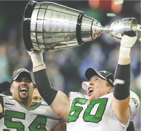  ?? PETER THOMPSON FILES ?? Gene Makowsky hoists the Grey Cup after Saskatchew­an took the CFL title game in 2007.