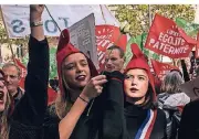  ?? FOTO: DPA ?? Anhängerin­nen der Bewegung „La Manif pour tous“halten während einer Kundgebung gegen das neue Bioethik-Gesetz weiße Rosen in die Höhe.