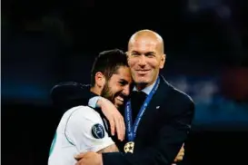  ?? FOTO: VEGARD WIVESTAD GRØTT / BILDBYRÅN NORWAY ?? Zinédine Zidane vant Champions League for tredje år på rad som Real Madrid-manager. Her feirer han sammen med Isco.