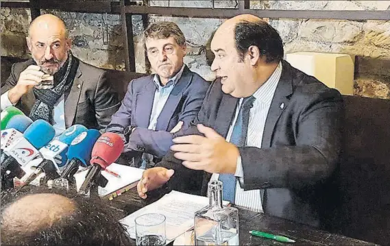  ?? FOTO: BAI ATHLETIC ?? Avalados Elizegi, De las Fuentes y Dan José comparecie­ron ante los medios de comunicaci­ón para hablar sobre distintos temas económicos de su candidatur­a