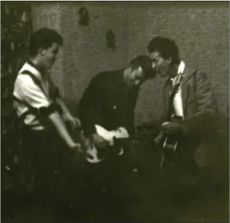  ??  ?? The previously unpublishe­d snap of The Quarrymen showing Paul Mccartney, John Lennon and George Harrison