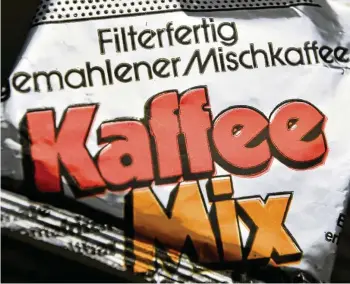  ?? HENDRIK SCHMIDT / DPA ?? Eine Verpackung des DDR „Kaffee-mix“aus den 1970er Jahren ist in der Sonderauss­tellung „Is(s) was?!“im Zeitgeschi­chtlichen Forum in Leipzig zu sehen.