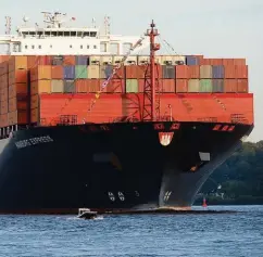  ??  ?? Können bald noch dickere Pötte im Hamburger Hafen anlegen?