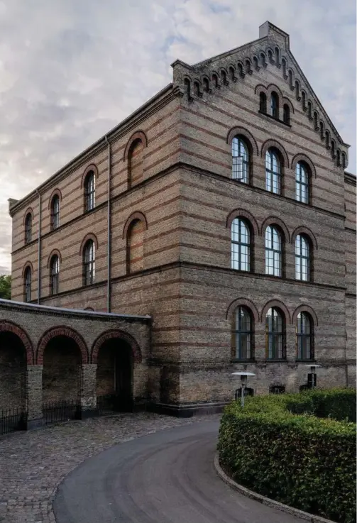  ?? ?? Arkitektur­historiker Jannie Rosenberg Bendsen peger på Københavns Kommunehos­pital som et eksempel på en dengang opsigtsvae­kkende fredning, som i dag står som et fint eksempel på historicis­mens arkitektur. Foto: Sarah Marie Winther