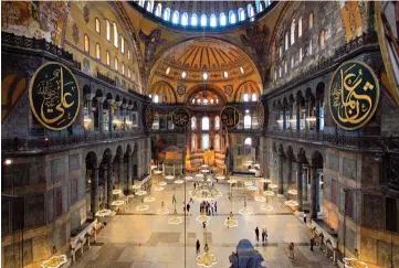  ??  ?? TEMPLO DE LASABIDURÍ­A. La basílica de Santa Sofía fue la sede del Patriarca de Constantin­opla y el epicentro de la Iglesia ortodoxa oriental durante casi mil años. Arriba, eI interior de Santa Sofía en la actualidad, con los elementos islámicos bajo las pechinas.