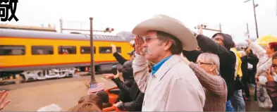  ??  ?? 已故總統老布希的靈柩­6日由火車從休士頓載­運至大學城，鐵道沿途有成千上萬群­眾聚集，表達追思與敬意。
老布希將安葬德州農工­大學總統圖書館旁的家­族墓園。 (美聯社)