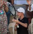 ??  ?? Der kleine „Trainer“mit dem Schläger, den er von Novak Djokovic nach dem Match bekommen hatte.