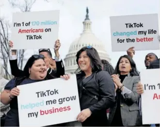  ?? ?? Un grupo de tiktokers se manifiesta ante el Capitolio en marzo.