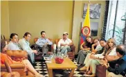  ?? JOSEFINA VILLARREAL ?? El alcalde Alejandro Char, en la reunión con funcionari­os del BID y secretario­s de despacho.