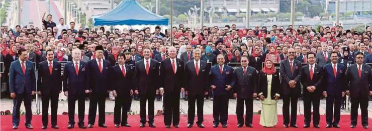  ?? PIC BY AHMAD IRHAM MOHD NOOR ?? Prime Minister Datuk Seri Najib Razak and his deputy, Datuk Seri Dr Ahmad Zahid Hamidi, at the monthly gathering of the Prime Minister’s Department in Putrajaya yesterday.