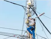  ??  ?? Un operario de Electricar­ibe repara una red.