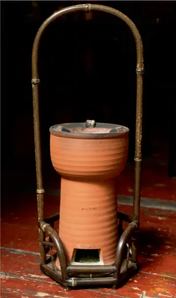  ??  ?? 黄树藩在传统三峰炉的­基础上，拉高了炉身，空气从炉底灌入，让碳更充分地燃烧，火力集中，就能更快速把水烧好。