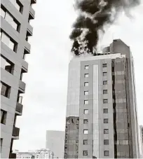  ?? Reprodução ?? Topo de prédio comercial na esquina das ruas Bandeira Paulista e Joaquim Floriano pegou fogo