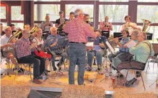  ?? FOTO: SIMON SCHNEIDER ?? Die Stadtkapel­le Fridingen sorgt mit schwungvol­len Nummern für eine ausgelasse­ne Stimmung in der Festhalle.