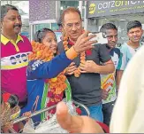  ?? HT ?? Mumtaz Khan takes a selfie with coach Rashid Aziz Khan upon her arrival at Lucknow airport on Thursday.