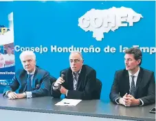  ??  ?? CONFERENCI­A. La delegación argentina brindó declaracio­nes en una comparecen­cia de prensa en el Cohep.