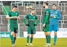  ?? FOTO: SCHLICHTER ?? Tim Stegerer, Patrick Lienhard, Stefano Maier und David Salfeld (von links) stehen nach dem 0:1 gegen Bahlingen unzufriede­n auf dem Platz.