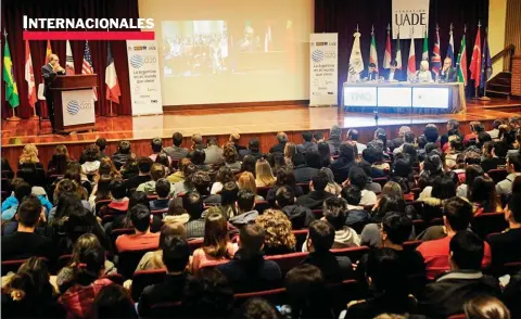  ??  ?? MARCO. El Aula Magna de UADE, recinto para el debate que llenó otros dos salones en la sede Lima, y uno más en Pinamar.