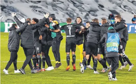  ?? FOTO: MUTSU KAWAMORI/IMAGO IMAGES ?? Trotz der Niederlage in Madrid: Borussia Mönchengla­dbach bejubelt den Einzug ins Achtelfina­le der Champions League.