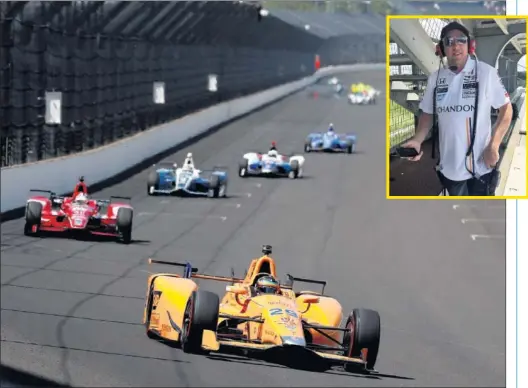  ??  ?? AYUDA. Dan ( en la foto de arriba) y Cole Carter, guiarán a Fernando Alonso desde lo más alto de la grada del circuito.